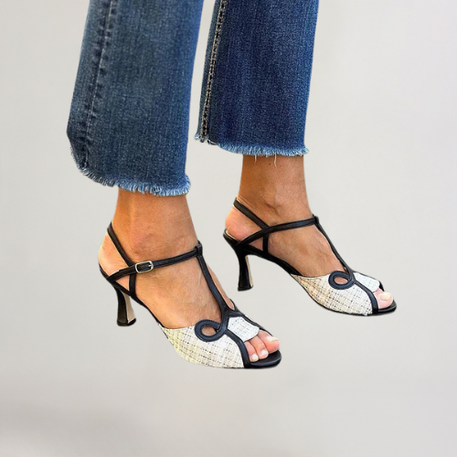 Alvilde | T-stropp sandaler med strukturert tekstil og klassisk hæl